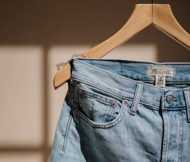 Foto Jason Leung - spijkerbroek aan een kledinghaak.