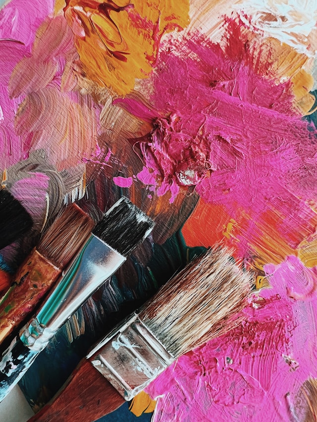 Foto @ Jennie Razumnaya van kleurexplosie op een doek met kwasten