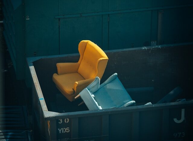 Foto Y Moran - 2 stoelen zijn gedumpt in een container