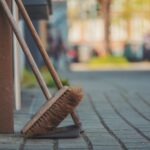 Foto Daniel von Appen - bezem die buiten tegen een muur leunt.