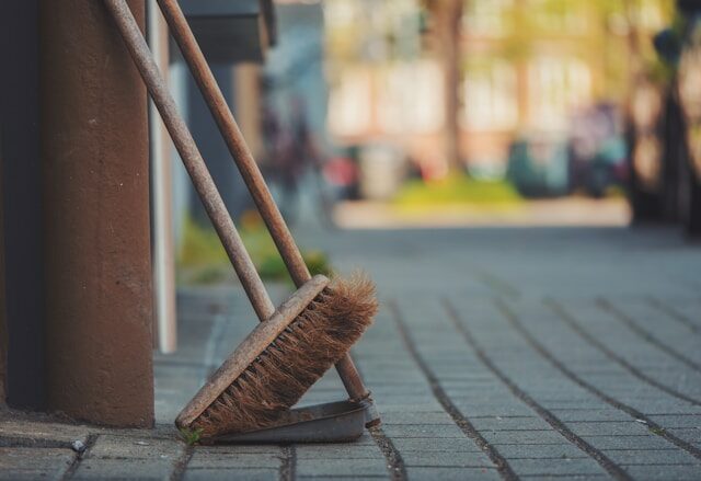Foto Daniel von Appen - bezem die buiten tegen een muur leunt.